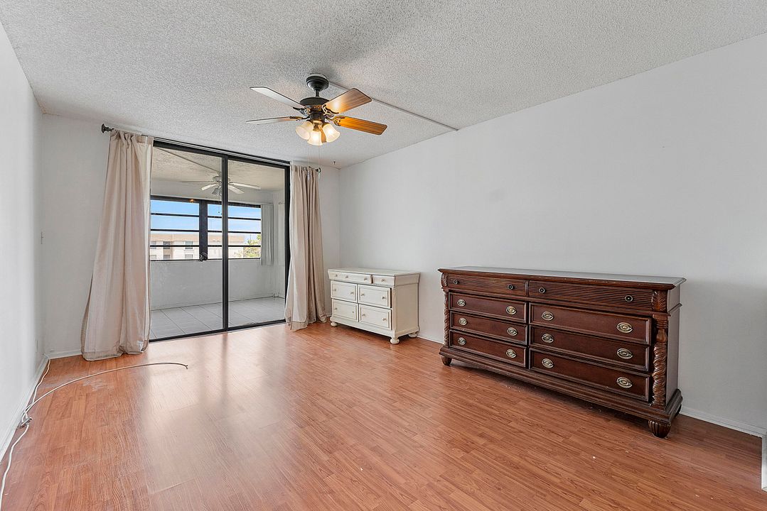 Active With Contract: $145,000 (1 beds, 1 baths, 808 Square Feet)