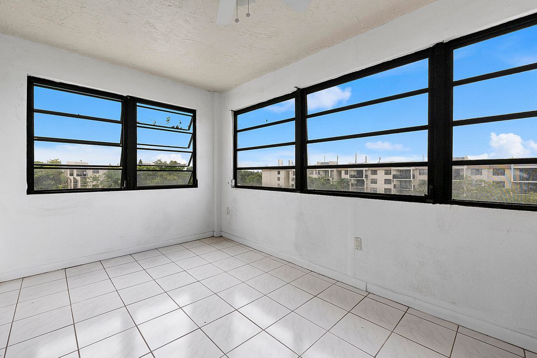 Active With Contract: $145,000 (1 beds, 1 baths, 808 Square Feet)