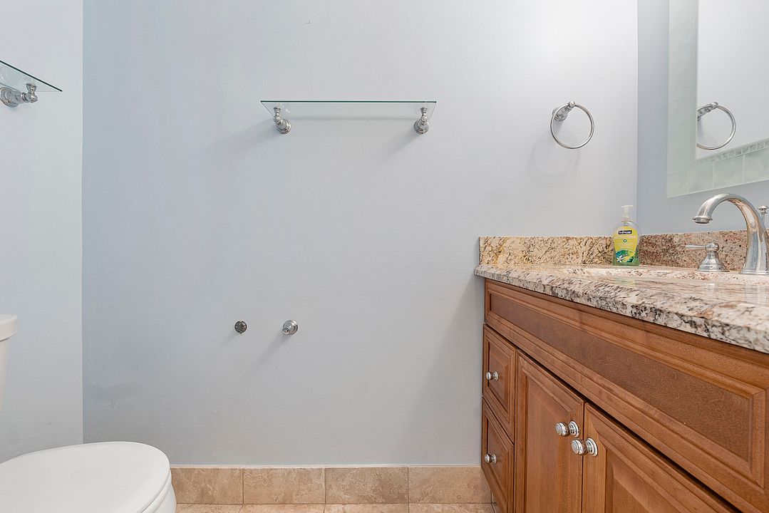 Active With Contract: $145,000 (1 beds, 1 baths, 808 Square Feet)