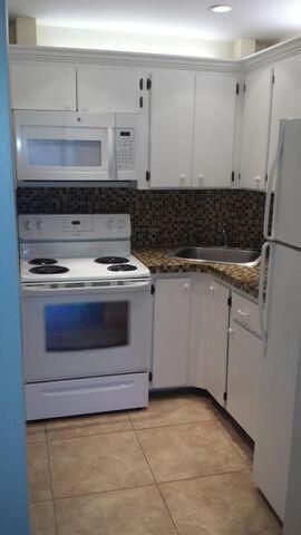 For Sale: $195,000 (2 beds, 2 baths, 850 Square Feet)