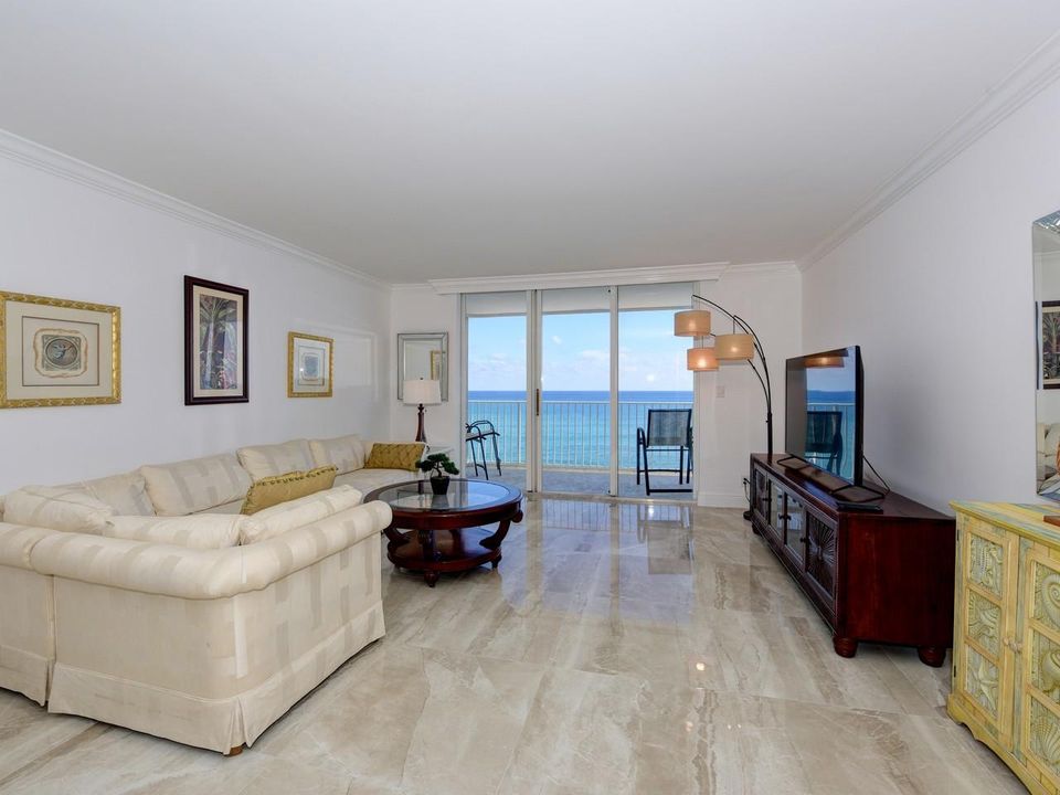 Active With Contract: $3,700 (2 beds, 2 baths, 1301 Square Feet)