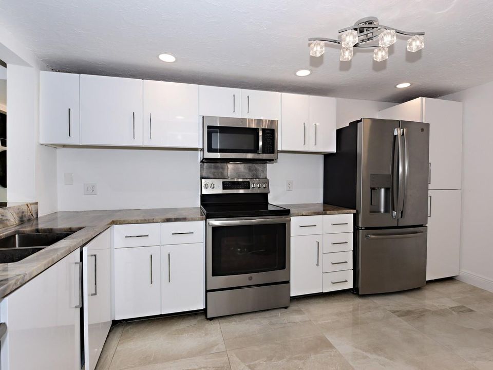 Active With Contract: $3,700 (2 beds, 2 baths, 1301 Square Feet)