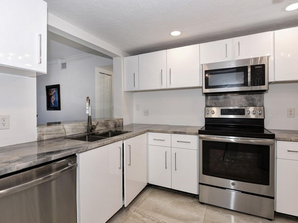 Active With Contract: $3,700 (2 beds, 2 baths, 1301 Square Feet)