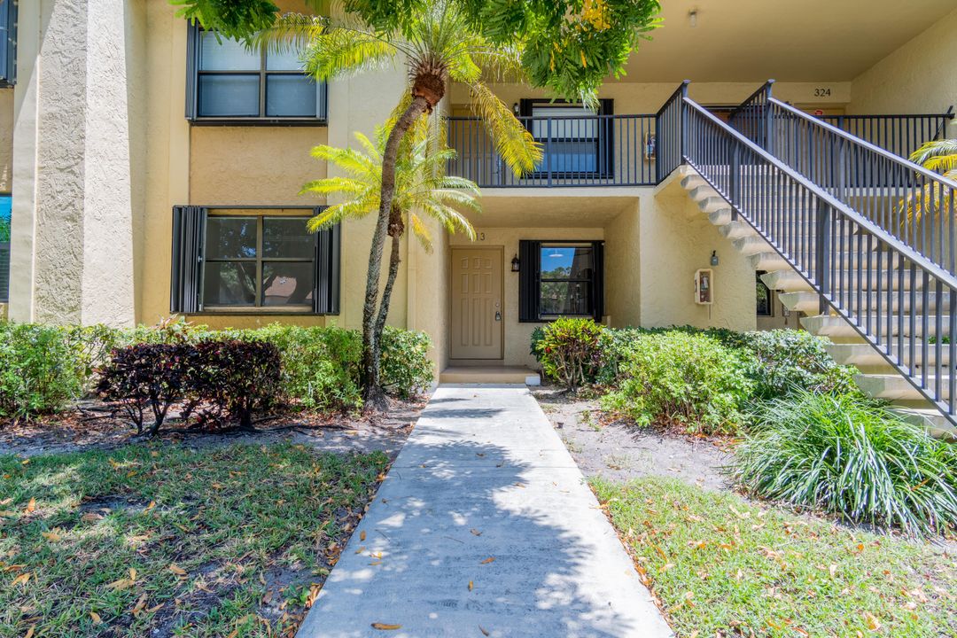 Active With Contract: $2,200 (2 beds, 2 baths, 900 Square Feet)