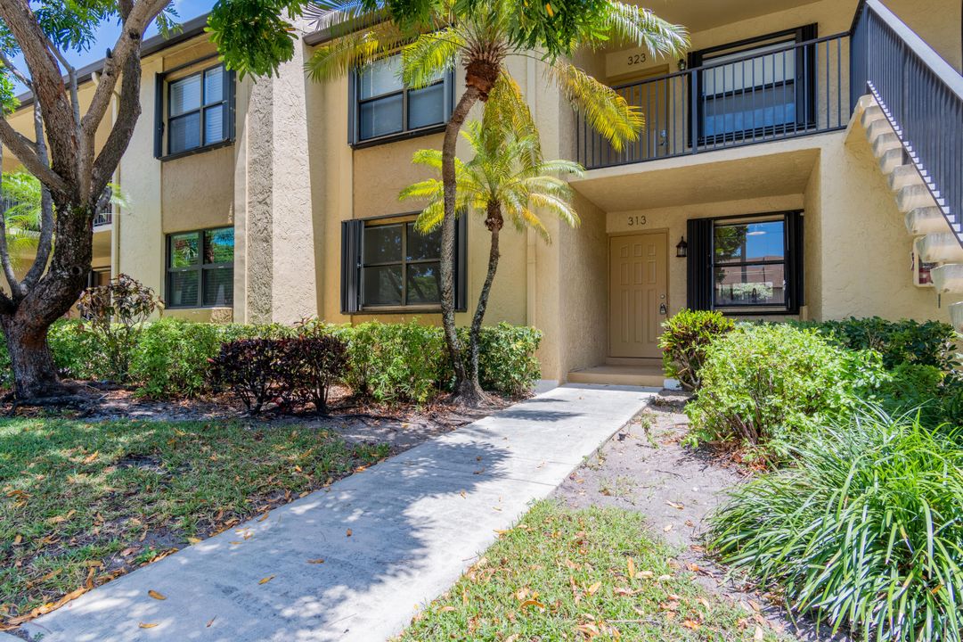 Active With Contract: $2,200 (2 beds, 2 baths, 900 Square Feet)