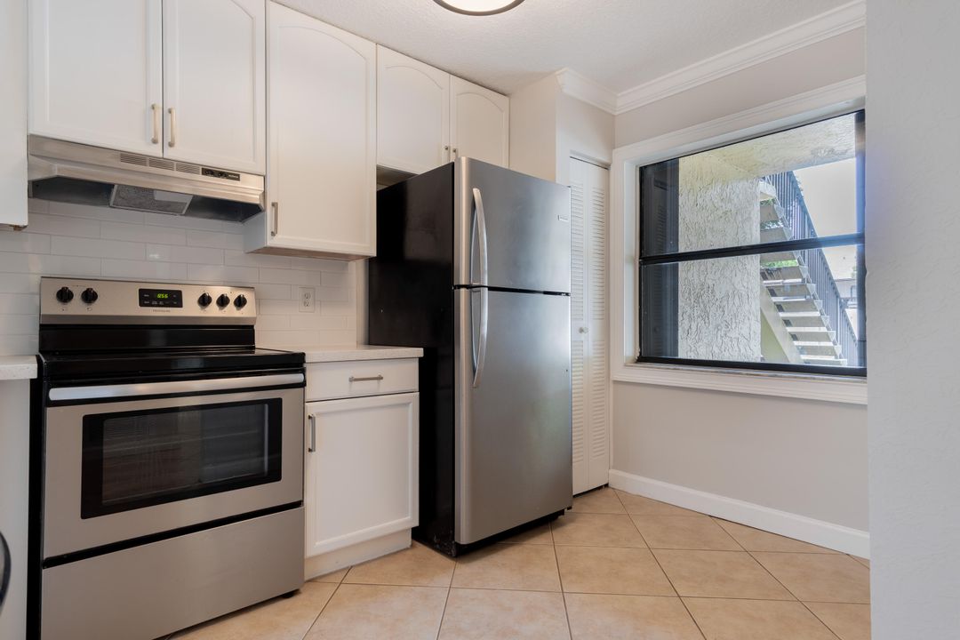 Active With Contract: $2,200 (2 beds, 2 baths, 900 Square Feet)