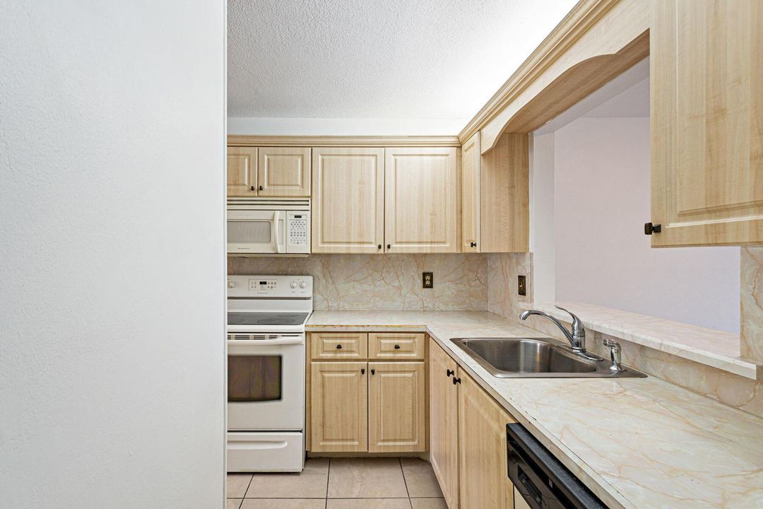 For Sale: $225,000 (2 beds, 2 baths, 1226 Square Feet)