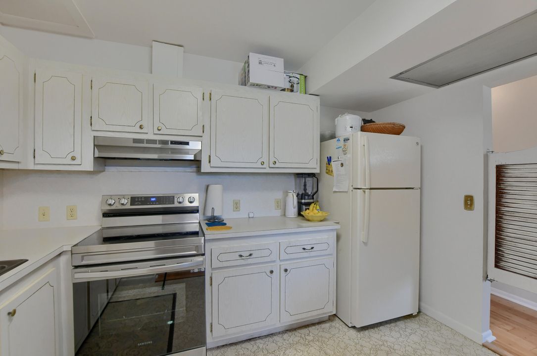 For Sale: $112,500 (1 beds, 1 baths, 810 Square Feet)