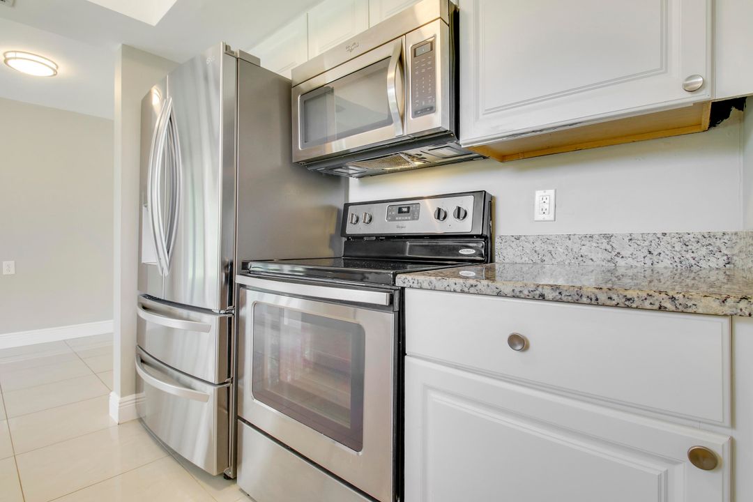 For Sale: $595,000 (2 beds, 2 baths, 1106 Square Feet)