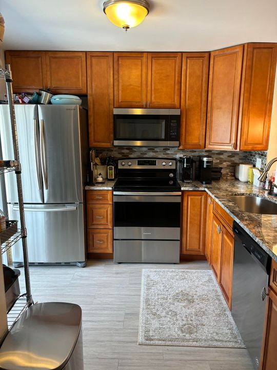 Active With Contract: $2,300 (2 beds, 2 baths, 899 Square Feet)