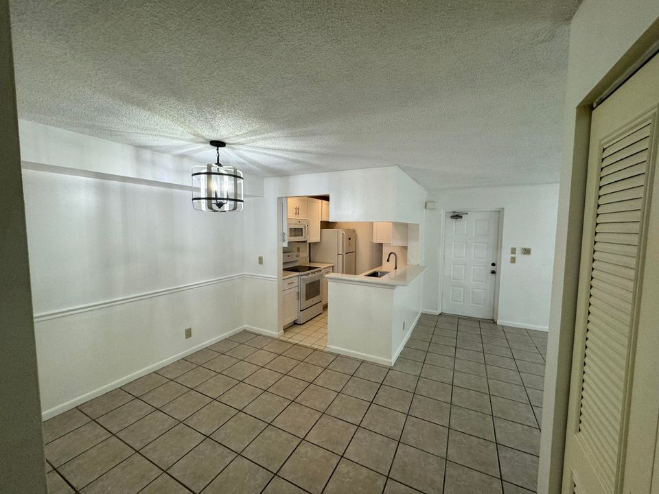 Active With Contract: $1,950 (2 beds, 2 baths, 1018 Square Feet)