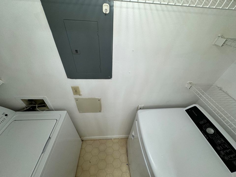 Active With Contract: $1,950 (2 beds, 2 baths, 1018 Square Feet)