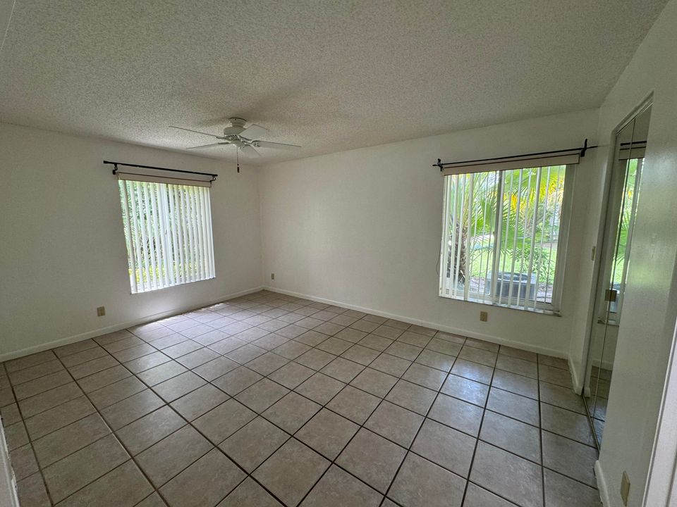 Active With Contract: $1,950 (2 beds, 2 baths, 1018 Square Feet)