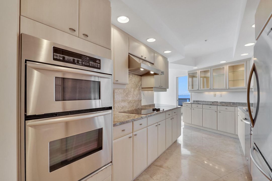 For Sale: $1,200,000 (2 beds, 2 baths, 2646 Square Feet)