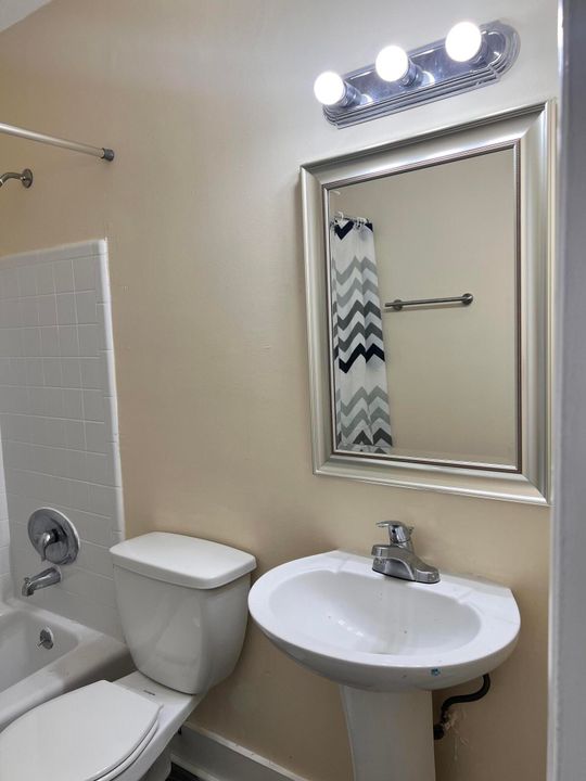 Active With Contract: $1,550 (1 beds, 1 baths, 614 Square Feet)