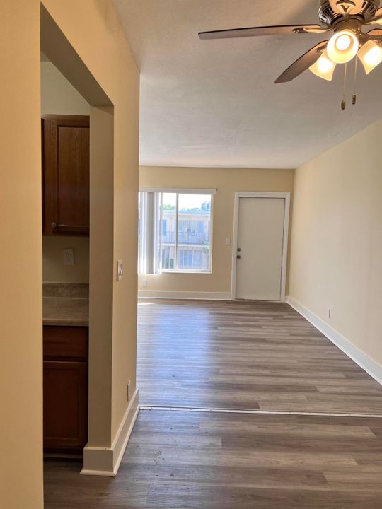 Active With Contract: $1,550 (1 beds, 1 baths, 614 Square Feet)