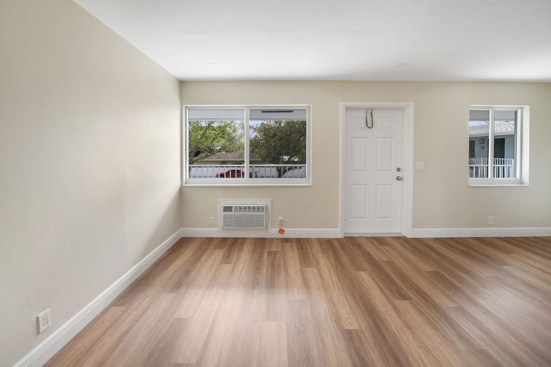 Active With Contract: $1,550 (1 beds, 1 baths, 455 Square Feet)