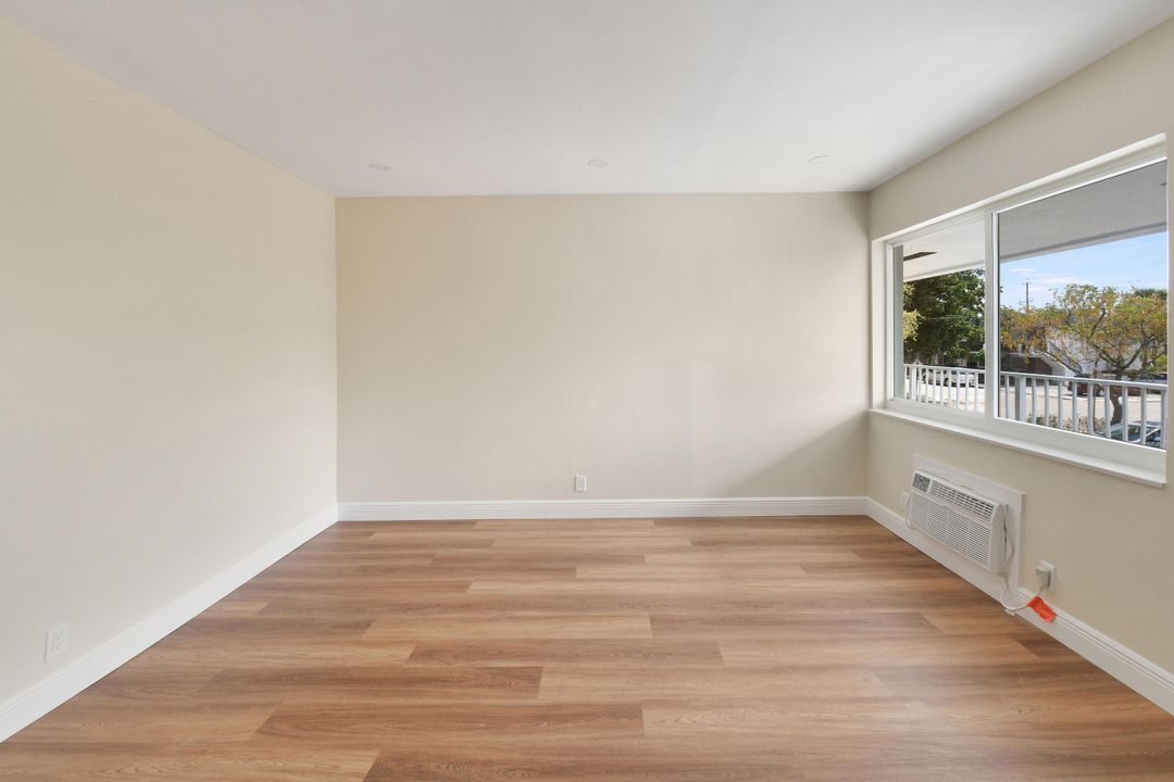 Active With Contract: $1,550 (1 beds, 1 baths, 455 Square Feet)