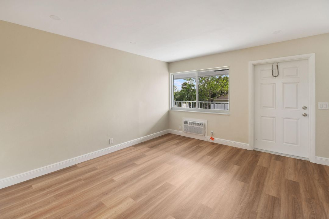 Active With Contract: $1,550 (1 beds, 1 baths, 455 Square Feet)