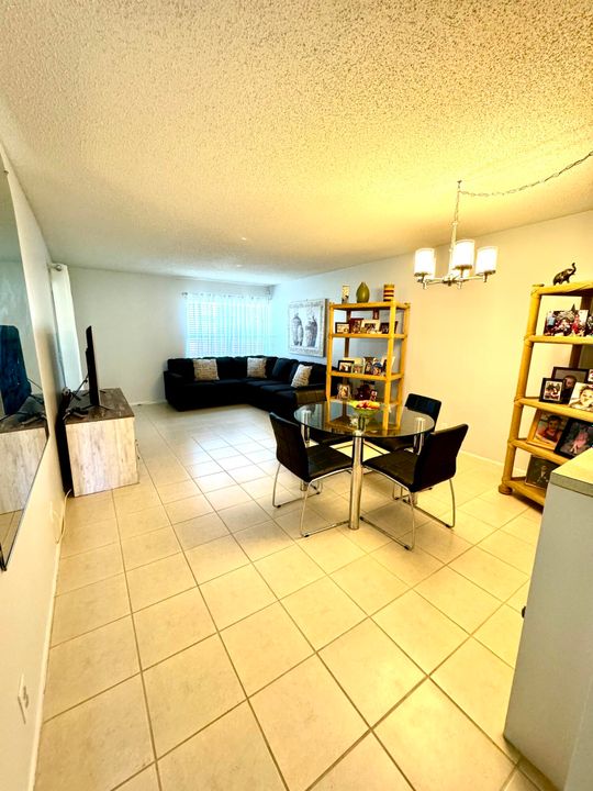 For Sale: $159,900 (1 beds, 1 baths, 660 Square Feet)