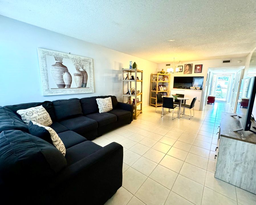 For Sale: $159,900 (1 beds, 1 baths, 660 Square Feet)