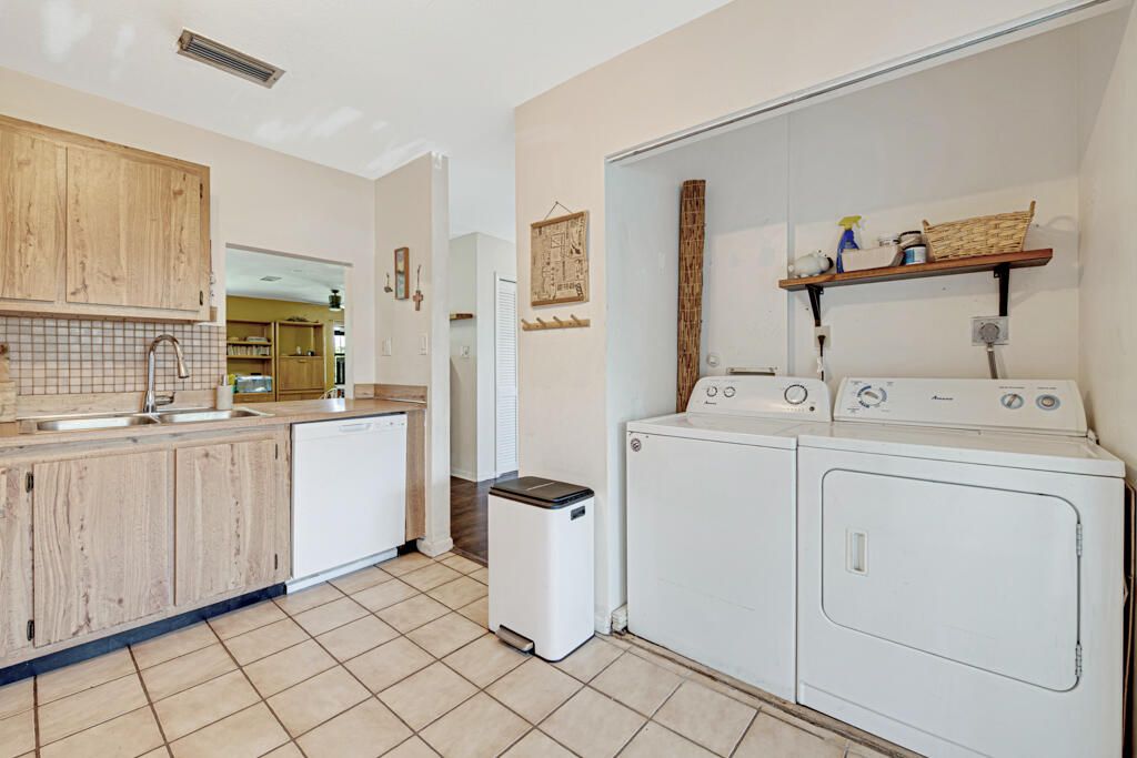 For Sale: $319,900 (2 beds, 2 baths, 1347 Square Feet)