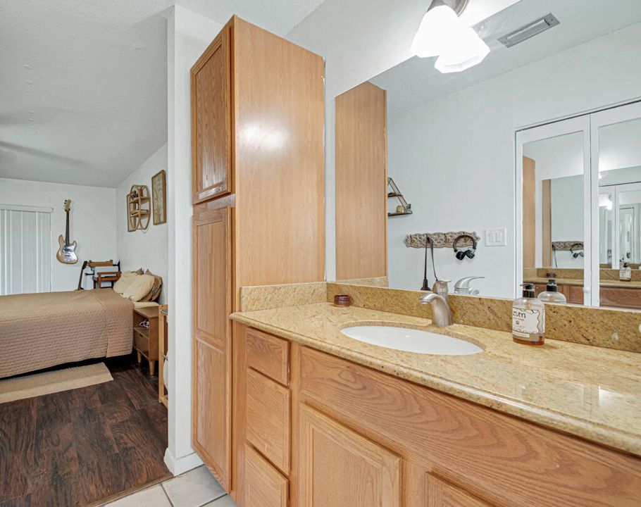 For Sale: $319,900 (2 beds, 2 baths, 1347 Square Feet)