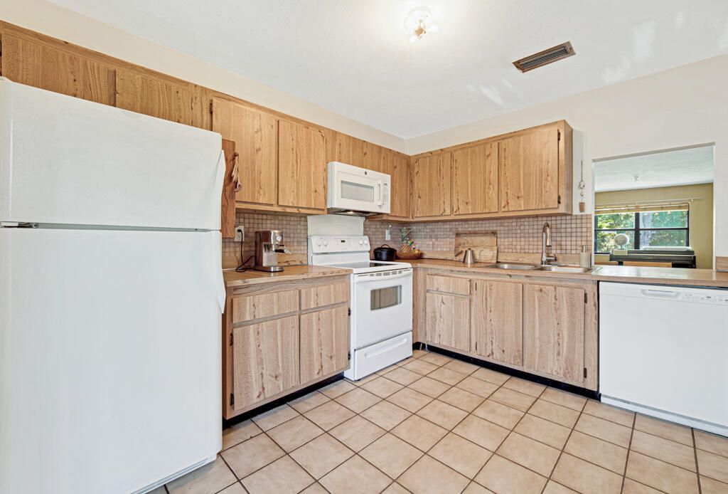 For Sale: $319,900 (2 beds, 2 baths, 1347 Square Feet)