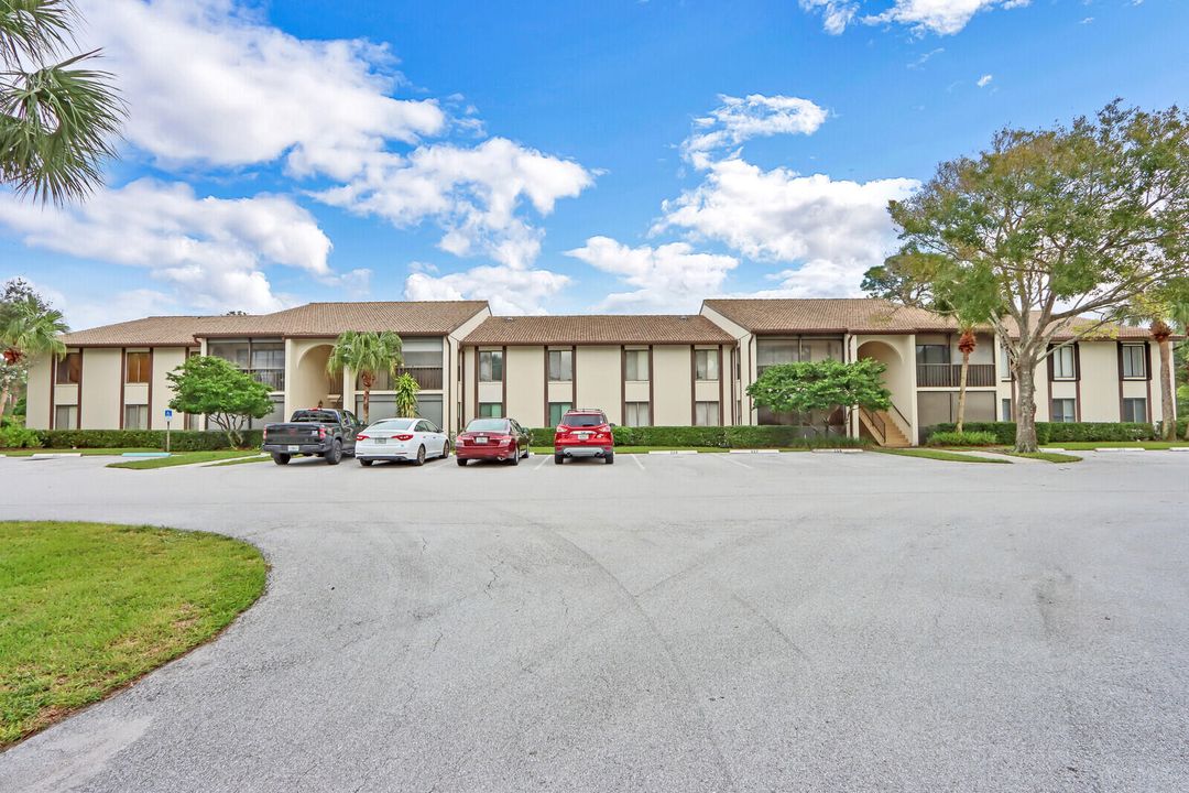 Active With Contract: $1,950 (2 beds, 2 baths, 1111 Square Feet)