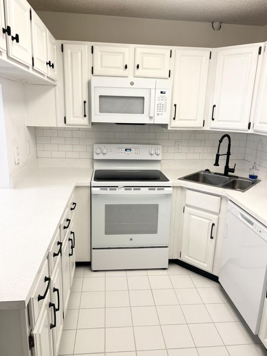 Active With Contract: $1,950 (2 beds, 2 baths, 1111 Square Feet)