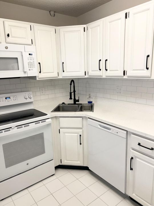 Active With Contract: $1,950 (2 beds, 2 baths, 1111 Square Feet)