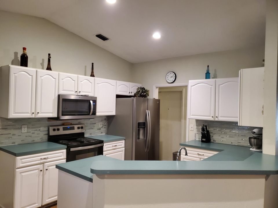 For Sale: $315,900 (3 beds, 2 baths, 1194 Square Feet)