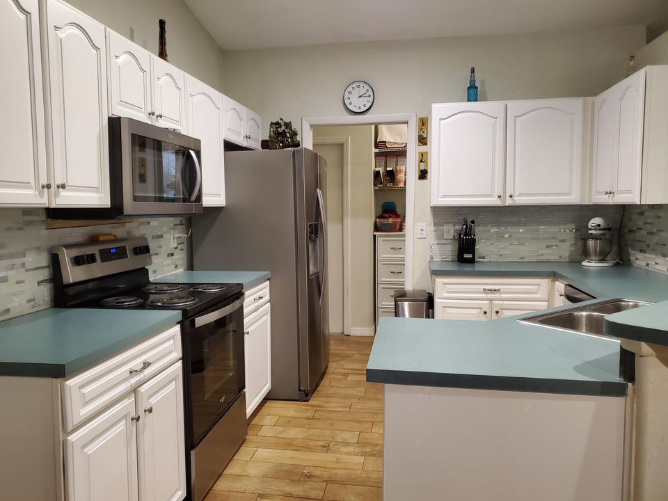 For Sale: $315,900 (3 beds, 2 baths, 1194 Square Feet)