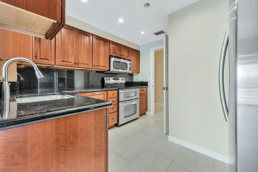 For Sale: $550,000 (2 beds, 2 baths, 1161 Square Feet)