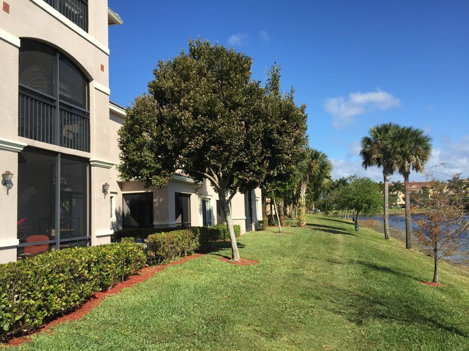 Active With Contract: $2,300 (2 beds, 2 baths, 978 Square Feet)