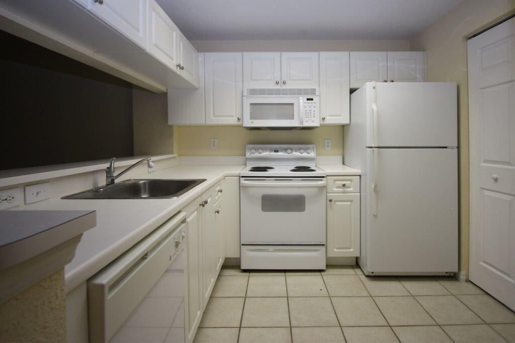 Active With Contract: $2,300 (2 beds, 2 baths, 978 Square Feet)