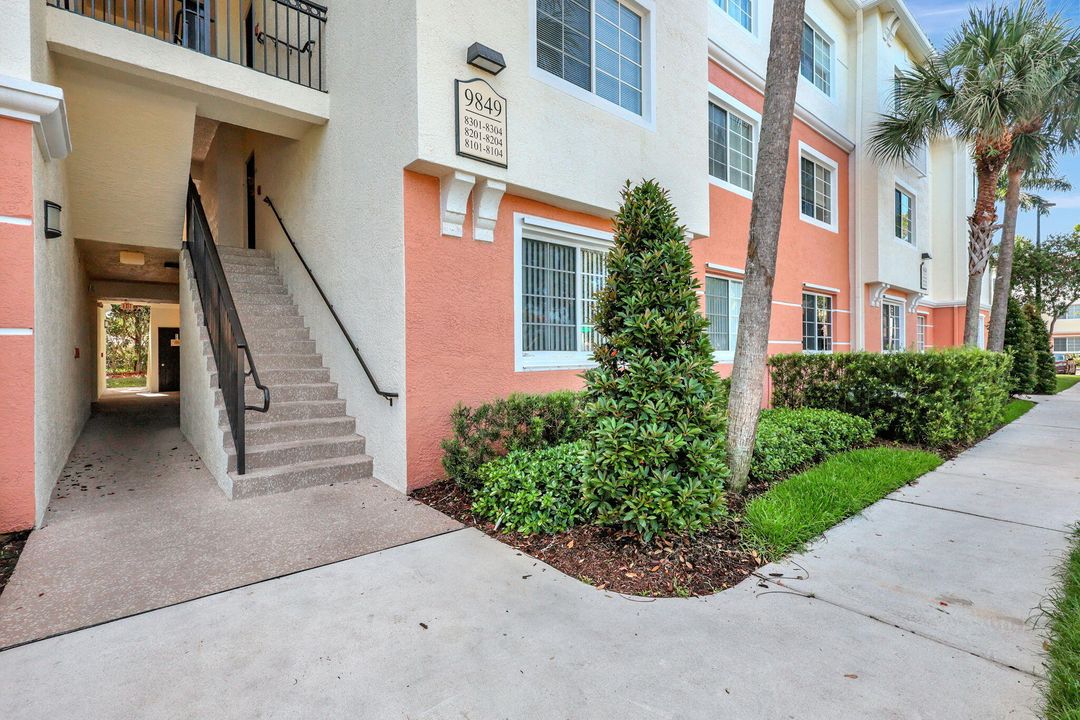 Active With Contract: $1,900 (1 beds, 1 baths, 932 Square Feet)