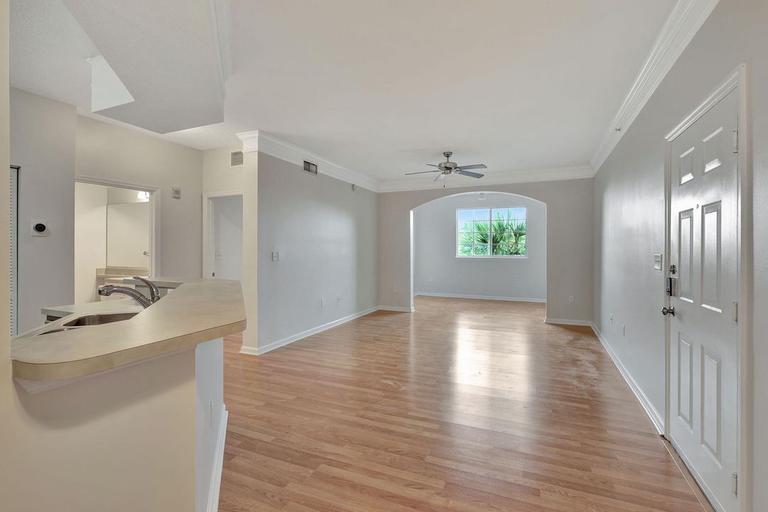 Active With Contract: $1,900 (1 beds, 1 baths, 932 Square Feet)