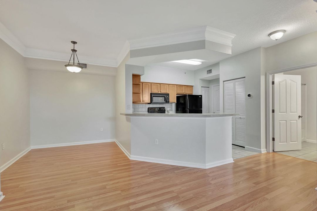 Active With Contract: $1,900 (1 beds, 1 baths, 932 Square Feet)