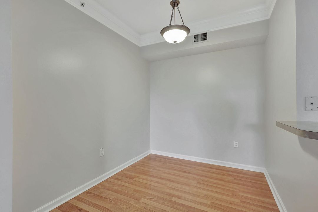 Active With Contract: $1,900 (1 beds, 1 baths, 932 Square Feet)