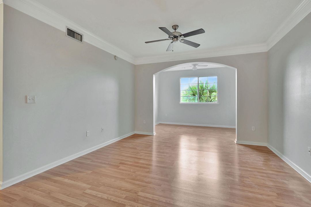 Active With Contract: $1,900 (1 beds, 1 baths, 932 Square Feet)