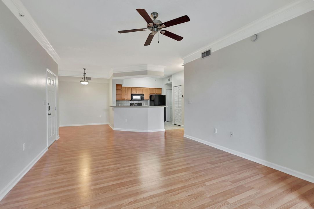 Active With Contract: $1,900 (1 beds, 1 baths, 932 Square Feet)