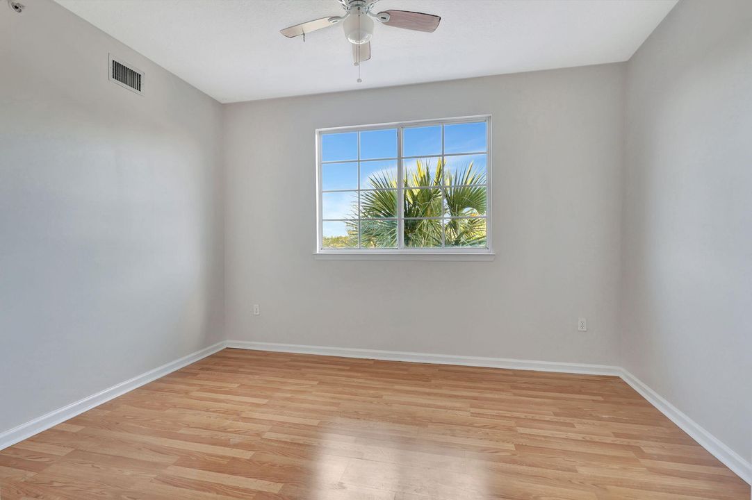 Active With Contract: $1,900 (1 beds, 1 baths, 932 Square Feet)