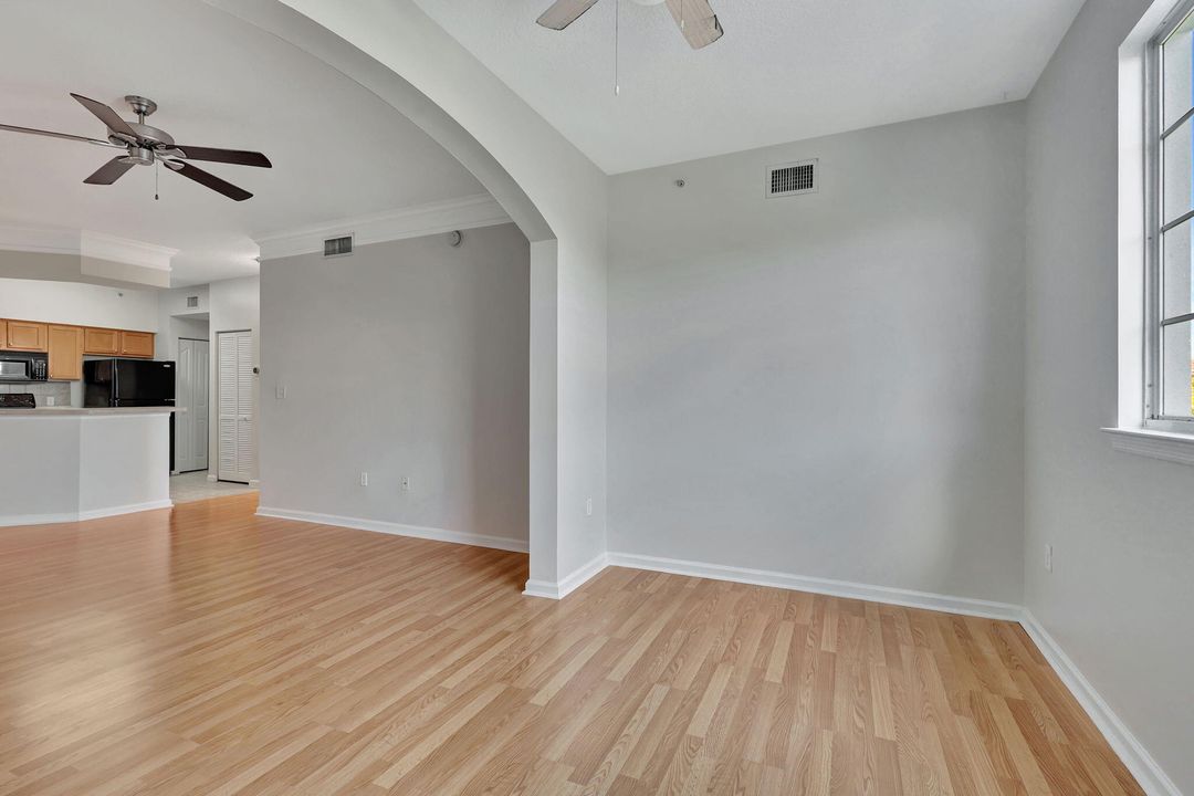 Active With Contract: $1,900 (1 beds, 1 baths, 932 Square Feet)