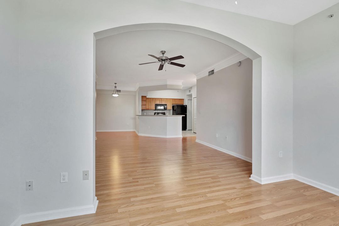 Active With Contract: $1,900 (1 beds, 1 baths, 932 Square Feet)