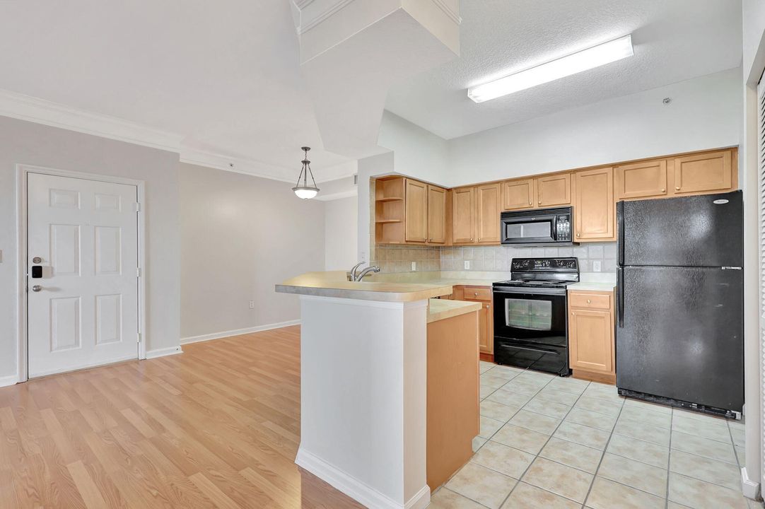 Active With Contract: $1,900 (1 beds, 1 baths, 932 Square Feet)