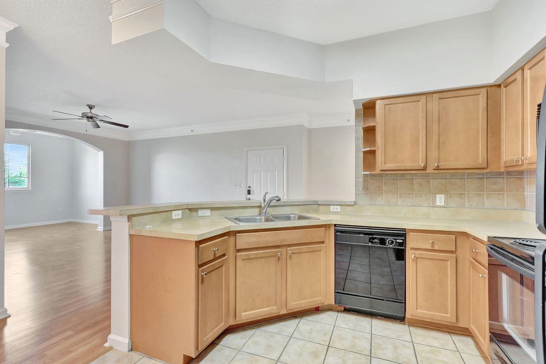 Active With Contract: $1,900 (1 beds, 1 baths, 932 Square Feet)