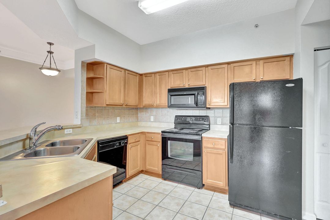 Active With Contract: $1,900 (1 beds, 1 baths, 932 Square Feet)