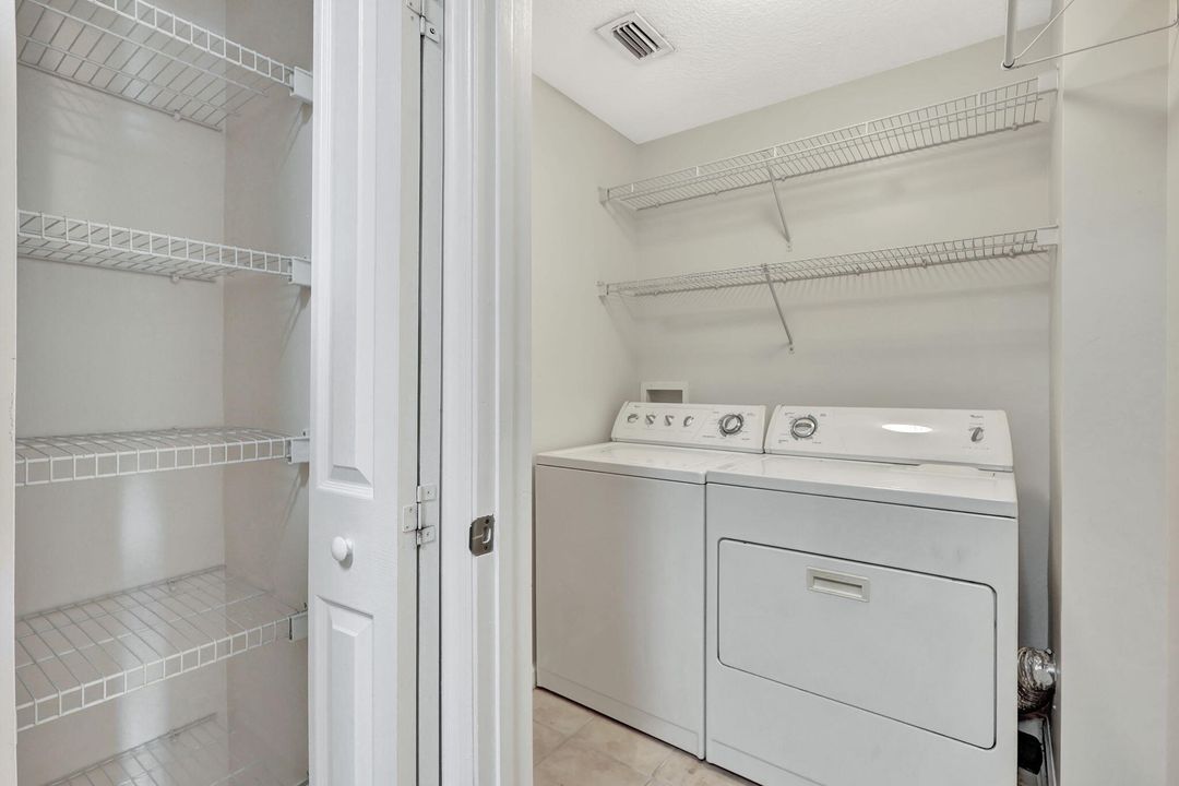 Active With Contract: $1,900 (1 beds, 1 baths, 932 Square Feet)