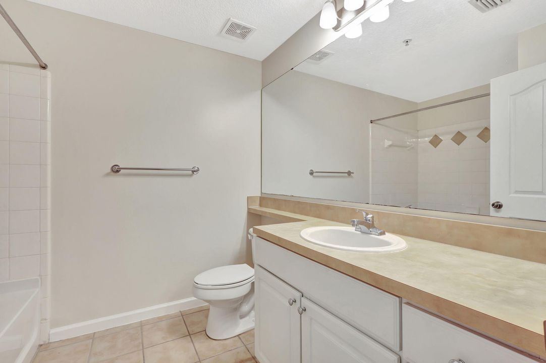 Active With Contract: $1,900 (1 beds, 1 baths, 932 Square Feet)